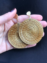 Carica l&#39;immagine nel visualizzatore di Gallery, MEDALLION ORECCHINI